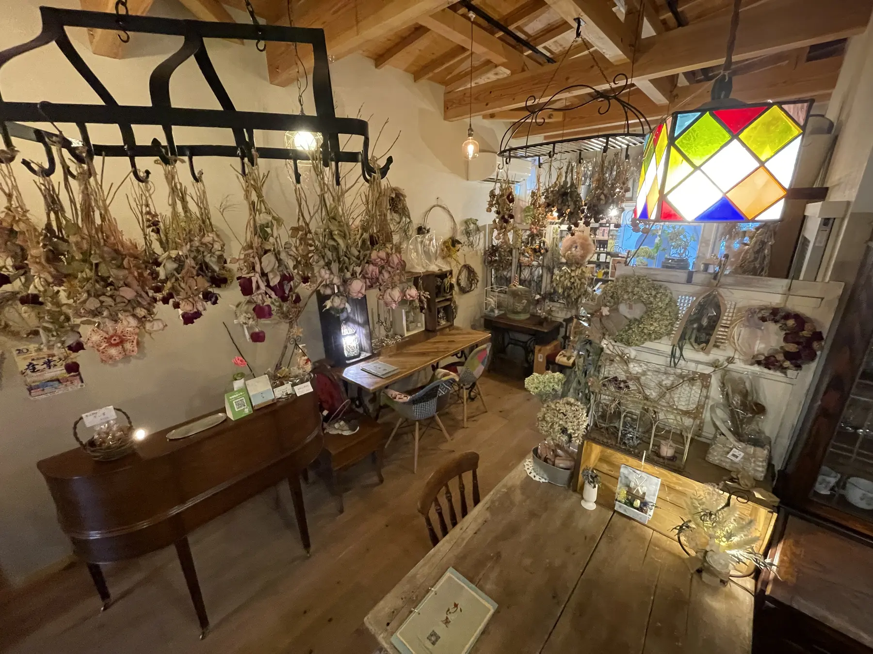 ドライフラワーと雑貨が並ぶ、かじ屋の店内全景